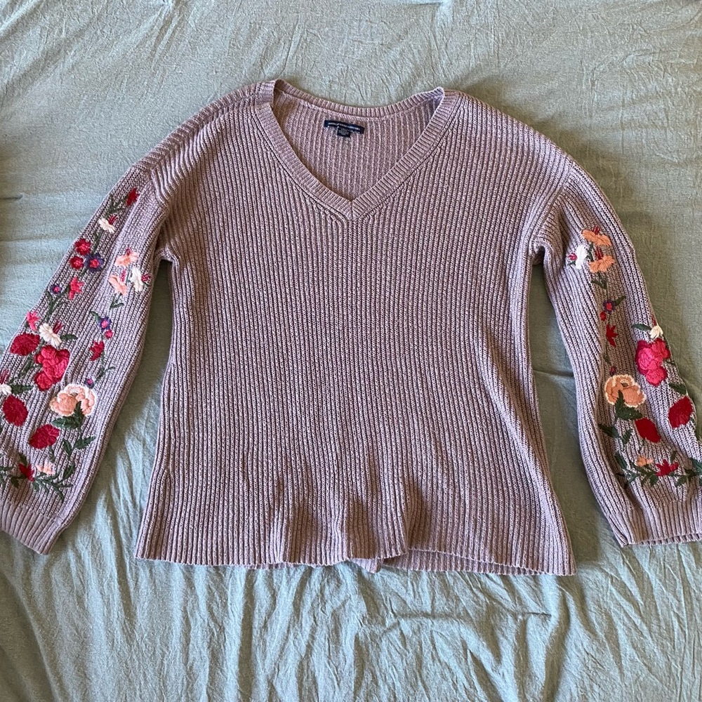 AE floral sleeve sweater 🌷